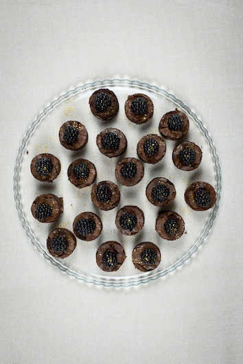 Soupa Catering - brownie tortičky s černicou